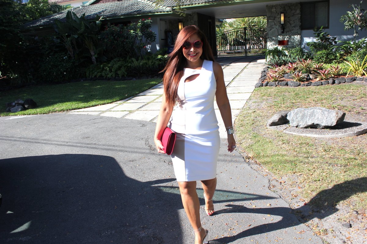 Red color: How to add color to a neutral outfit