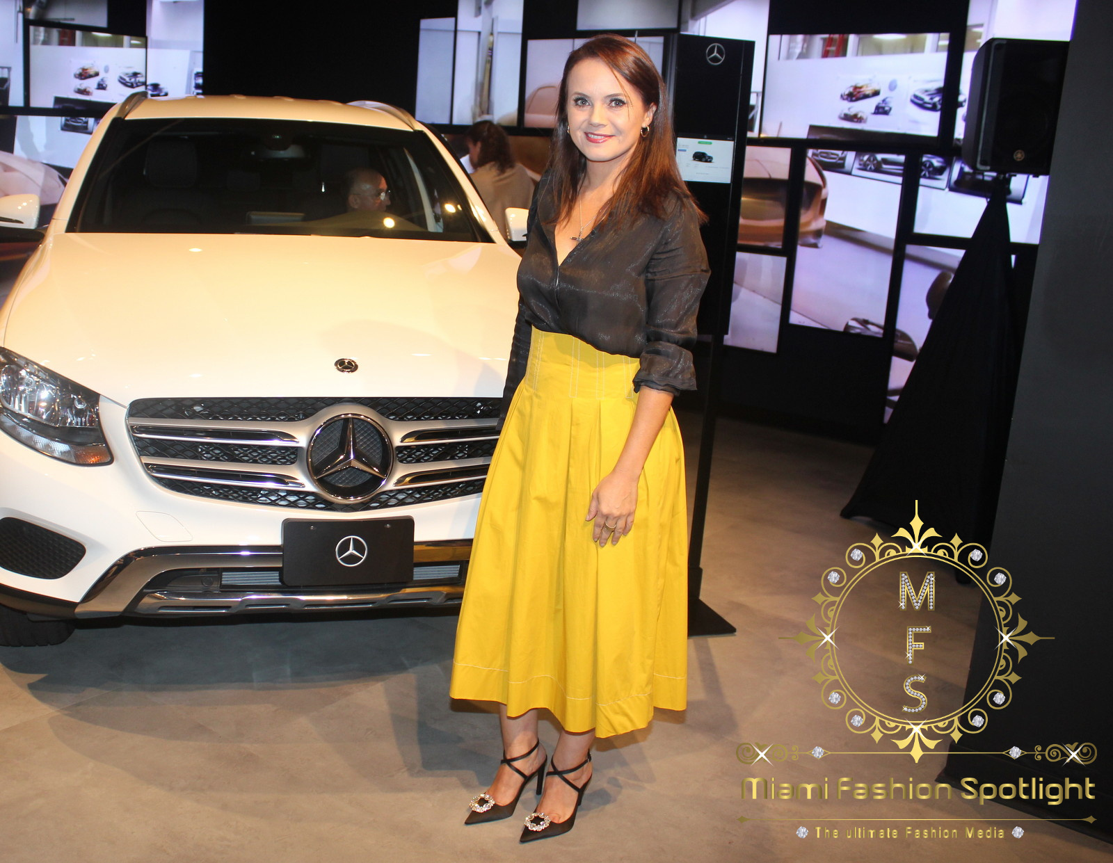 Lisu Vega presenta proyecto de arte 'One Love' en tienda Mercedes-Benz en Aventura Mall