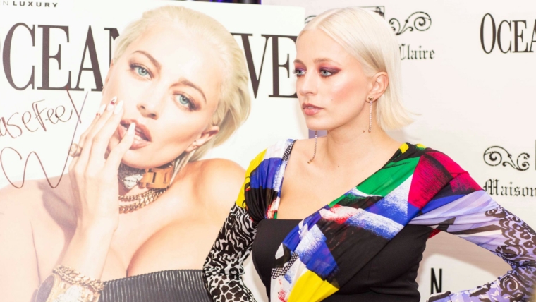 La revista Ocean Drive celebró la edición de octubre con la fashion influencer y cantante, Caroline Vreeland