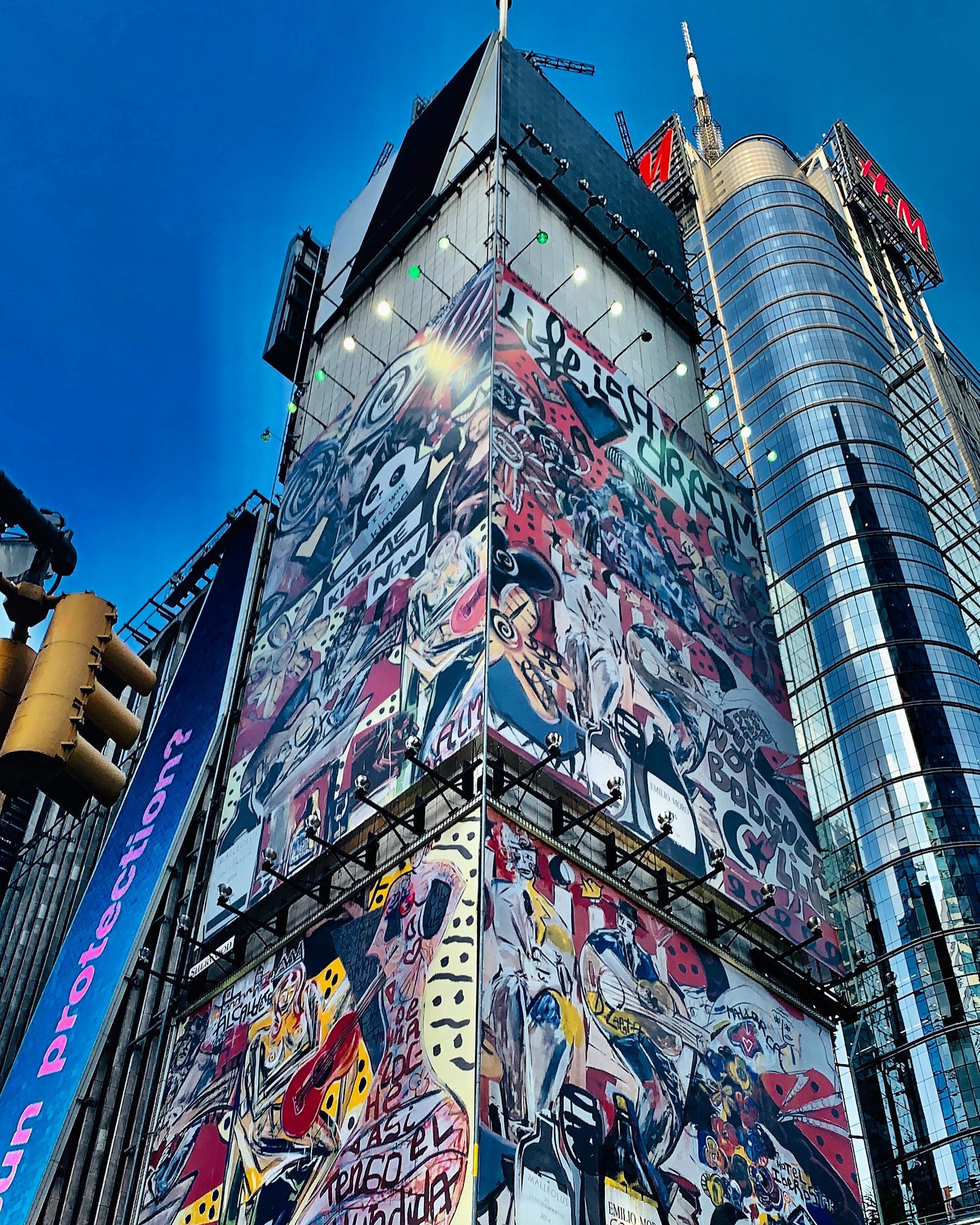  Domingo Zapata pinta mural de 15 pisos en Times Square, el más grande en la historia de Nueva York