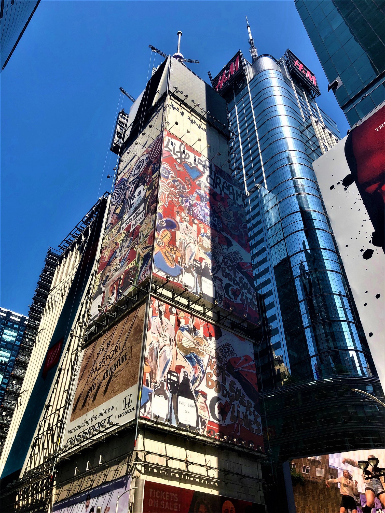  Domingo Zapata pinta mural de 15 pisos en Times Square, el más grande en la historia de Nueva York