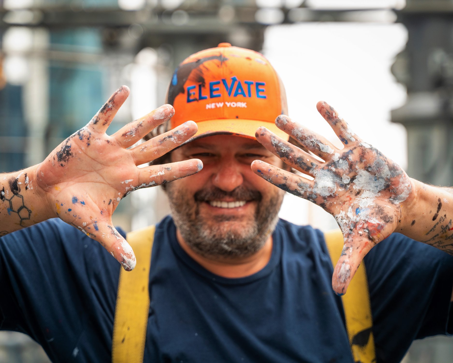  Domingo Zapata pinta mural de 15 pisos en Times Square, el más grande en la historia de Nueva York