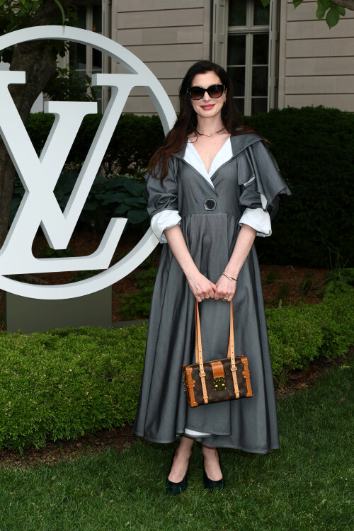 Anne Hathaway Embodied Parisian Elegance at LV Cruise 2027 Show Anne Hathaway Embodied Parisian Elegance at LV Cruise 2027 Show