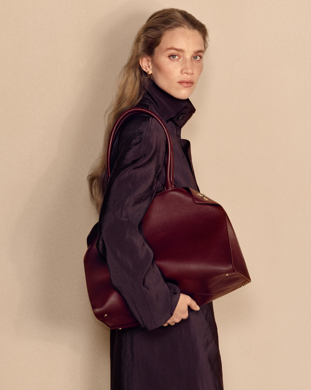 Clash de Cartier Bag: The Maison Turns Jewelry Codes Into a New Handbag Clash de Cartier Bag: The Maison Turns Jewelry Codes Into a New Handbag